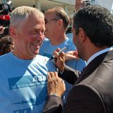 Nicht nur Tom Enders, auch seine Hoheit Scheich Ahmed bin Saeed Al Maktoum schreibt den Airbus-Werksangehörigen vor der Pressekonferenz mit dem Filzstift Autogramme auf ihre hellblauen T-Shirts
