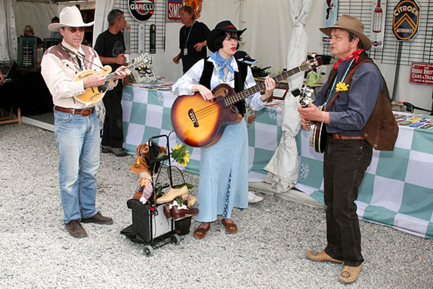Aber warum sollte man auch schlafen, wenn man nach Le Mans kommt? Rund um die Classics wurde kräftig gefeiert und getanzt. Tagsüber begeisterte die Rennsportfans eine riesige Ausstellung mit über 6500 Wagen und über 150 Ausstellern. Der Höhepunkt für die Kleinen: "Little Big Mans" zwischen 5 und 13 Jahren drehten in ihren Mini-Dream-Cars ihre Runden auf der berühmten Strecke
