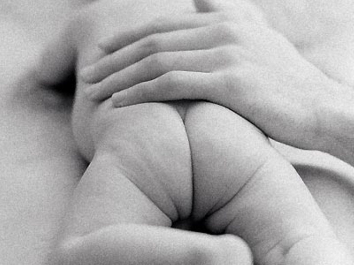 No Babypo, please    Ein britischer Supermarkt hat das Bild eines nackten Babys auf einem Geburtstagskuchen zensiert. Als die Mutter Gail Jordan in der Supermarktkette den Kuchen mit einem Babyfoto ihres Sohnes dekorieren lassen wollte, weigerte sich das Personal, weil das Kind zu nackt war. Die Mitarbeiter in dem Laden im westenglischen Liscard hätten ihr erklärt, es handle sich andernfalls um Pornografie. Ein Sprecher des Supermarktes verteidigte die Entscheidung. "Es ist die Regel, dass wir nie Nacktheit von irgendjemanden in irgendeinem Alter abbilden." Letztlich aber hat Jordan ihren Kuchen doch mit dem Foto bekommen - allerdings mit einem Sternchen über dem Babypo.
