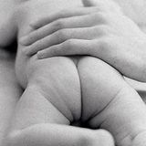 No Babypo, please    Ein britischer Supermarkt hat das Bild eines nackten Babys auf einem Geburtstagskuchen zensiert. Als die Mutter Gail Jordan in der Supermarktkette den Kuchen mit einem Babyfoto ihres Sohnes dekorieren lassen wollte, weigerte sich das Personal, weil das Kind zu nackt war. Die Mitarbeiter in dem Laden im westenglischen Liscard hätten ihr erklärt, es handle sich andernfalls um Pornografie. Ein Sprecher des Supermarktes verteidigte die Entscheidung. "Es ist die Regel, dass wir nie Nacktheit von irgendjemanden in irgendeinem Alter abbilden." Letztlich aber hat Jordan ihren Kuchen doch mit dem Foto bekommen - allerdings mit einem Sternchen über dem Babypo.