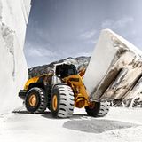 Liebherr L 586 2plus2 als Blockhandler im Marmorsteinbruch in Carrara