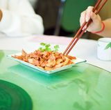 Nur wenn Sie die Kohlenhydrateinheiten von Lebensmitteln kennen, können Sie Ihre Insulindosis berechnen. Eine Kohlenhydrateinheit (KE), manchmal auch Broteinheit (BE) genannt, entspricht zehn Gramm Kohlenhydraten. Am besten berechnen Sie die KE der landestypischen Speisen und Getränke vor dem Urlaub mit einem Diabetesberater