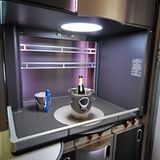 Bar an Bord  Air France ist dafür bekannt, Champagner in allen Klassen zu servieren - nicht nur bei einem Erstflug. Mehr Platz in der A380 bedeutet auch mehr Bewegungfreiheit für die Passagiere. Insgesamt gibt es sechs Stehbars. Die besten Plätze mit mehr Beinfreiheit in der Economy Class sind in der Reihen 30 und 90, sowie die Sitze 81 A, C, K, L und 34D