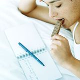 Führen Sie ein Ernährungstagebuch, um Klarheit zu gewinnen: Was haben Sie bei welcher Gelegenheit warum zu sich genommen? Das hilft, bei Bedarf andere Strategien zu entwickeln.