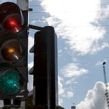 "Weil sich die Jungs in Zeiten von regem CB-Funk und weniger Termindruck zigmal auf der Autobahn begegneten und so schnell 'ihren Kumpel' erkennen konnten. Denn für einen Spediteur fährt ja nicht nur ein Fahrer, so war das Unterscheiden einfacher. Heute fast nur noch ein Relikt, weil keiner mehr Zeit zum Quatschen hat und die Fahrer schneller wechseln als das Ampellicht", schreibt S. Smid