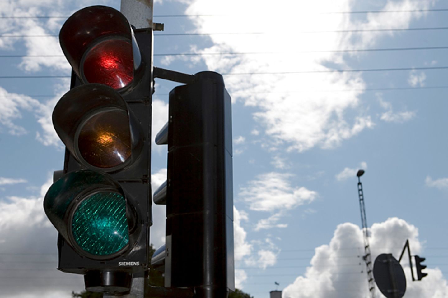 Gewagt geantwortet: "Weil sich die Jungs in Zeiten von regem CB-Funk und weniger Termindruck zigmal auf der Autobahn begegneten und so schnell 'ihren Kumpel' erkennen konnten. Denn für einen Spediteur fährt ja nicht nur ein Fahrer, so war das Unterscheiden einfacher. Heute fast nur noch ein Relikt, weil keiner mehr Zeit zum Quatschen hat und die Fahrer schneller wechseln als das Ampellicht", schreibt S. Smid "Weil sich die Jungs in Zeiten von regem CB-Funk und weniger Termindruck zigmal auf der Autobahn begegneten und so schnell 'ihren Kumpel' erkennen konnten. Denn für einen Spediteur fährt ja nicht nur ein Fahrer, so war das Unterscheiden einfacher. Heute fast nur noch ein Relikt, weil keiner mehr Zeit zum Quatschen hat und die Fahrer schneller wechseln als das Ampellicht", schreibt S. Smid