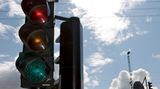 "Weil sich die Jungs in Zeiten von regem CB-Funk und weniger Termindruck zigmal auf der Autobahn begegneten und so schnell 'ihren Kumpel' erkennen konnten. Denn für einen Spediteur fährt ja nicht nur ein Fahrer, so war das Unterscheiden einfacher. Heute fast nur noch ein Relikt, weil keiner mehr Zeit zum Quatschen hat und die Fahrer schneller wechseln als das Ampellicht", schreibt S. Smid