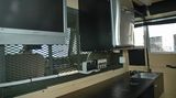 Wenn Wiersig nicht gerade mit seiner Band durch die Gegend tourt, nutzt er sein nicht alltägliches Gefährt auch für Surfausflüge. Auf gewissen Komfort und Luxus will er dabei nicht verzichten. LCD-Fernseher (mit Playstation), Kühlschrank, Waschbecken und Spiegel hat der Hobby-Musiker eingebaut