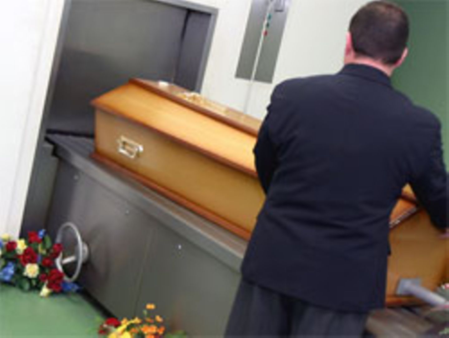 Ein Sarg in einem Krematorium wird in die Verbrennungsanlage geschoben. Die Angeklagten sollen sich in 600 Fällen bereichert haben