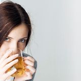 Dresden    Dresden hat nicht nur den höchsten Frauenanteil im Städtevergleich, sondern hat auch die meisten jungen Frauen zu bieten. Ganze 12 Prozent sind zwischen 18 und 29 Jahre alt. Wer die jungen Dresdnerinnen beeindrucken will, muss Wert auf ein modisches Äußeres legen. Mehr als die Hälfte der Frauen gibt an, sich trendbewusst zu kleiden. Wo in München fleißig ins Proseccoglas geschaut wird, schwingt man in Dresden lieber den Pfefferminzteebeutel. 53,6 Prozent der Frauen trinken mehrmals pro Woche Kräuter- oder Früchtetee, so das Männermagazin.