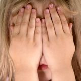 Kind versteckt sich vor Ungeheuern