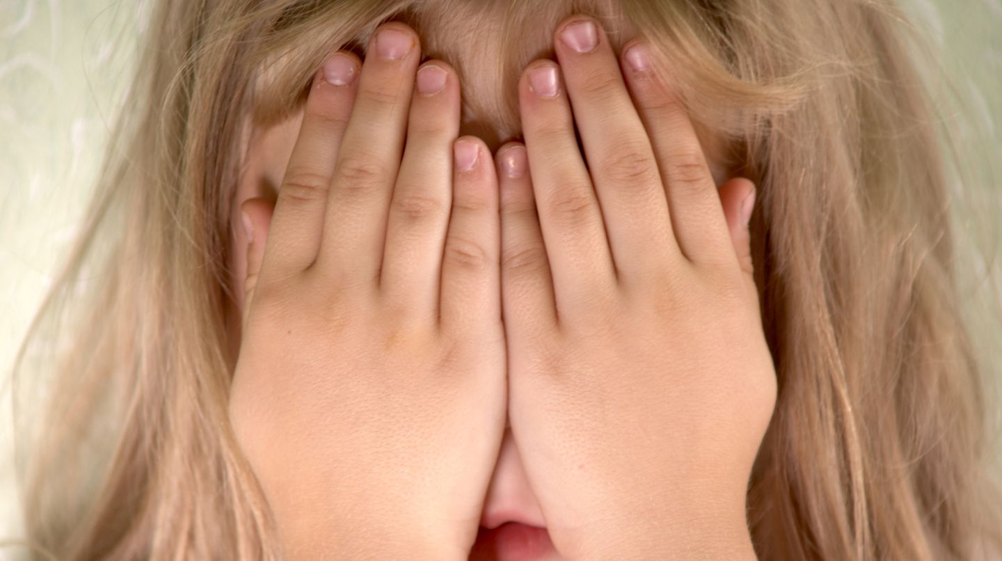 Kind versteckt sich vor Ungeheuern Kind versteckt sich vor Ungeheuern