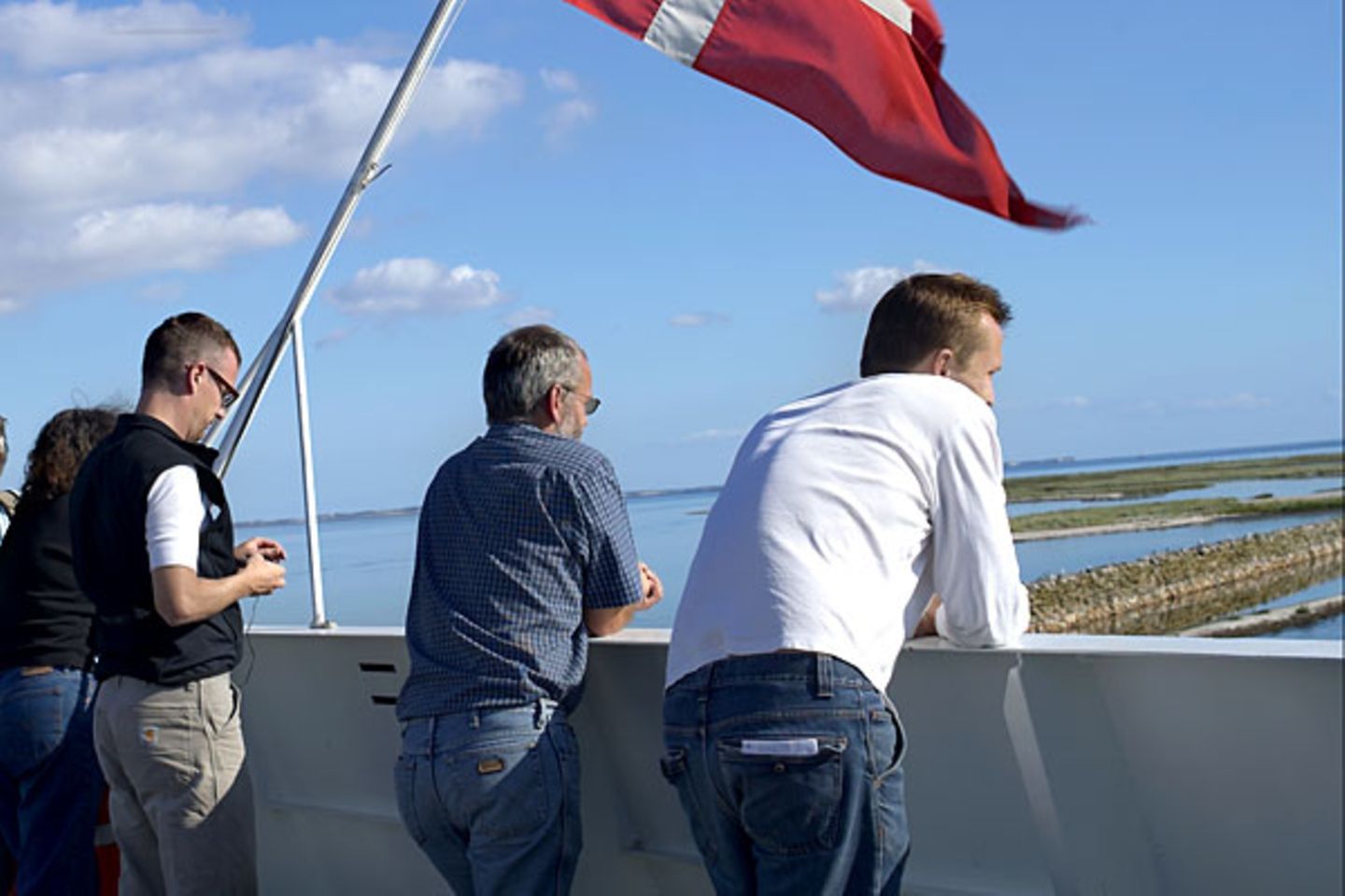Eine Seefahrt, die ist...    ... umsatzsteuerrechtlich je nach Entfernung unterschiedlich zu besteuern. Denn "Linienverkehr mit Schiffen sowie die Beförderungen im Fährverkehr" sind für ermäßigte sieben Prozent zu haben. Sofern während der Fahrt die Gemeindegrenzen nicht verlassen werden oder aber "die Beförderungsstrecke nicht mehr als 50 Kilometer beträgt." Unter diese Bestimmung fallen auch Busreisen oder Fahrten mit Drahtseilbahnen