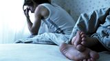 Uuups, …    Die Zunge ist pelzig, der Morgen grau, und das dort neben einem mit Sicherheit nicht der Traumkörper von letzter Nacht - herzlich Willkommen in der Welt der One-Night-Stands, erleben Sie den Charme von ungeplanten Sex mit Wildfremden. Laut Umfragen hatte bereits die Hälfte aller Männer und ein Viertel aller Frauen schon mal auf jemanden eingelassen, den sie erst ganz kurz kannten. Ob es "danach" zu einer Beziehung kommt, entscheidet sich für Männer, nicht ganz unerwartet, "dabei": Für fast die Hälfte von ihnen ist die Qualität des Beischlafes das ausschlaggebende Kriterium. Von den Frauen sehen das nur 15 Prozent so