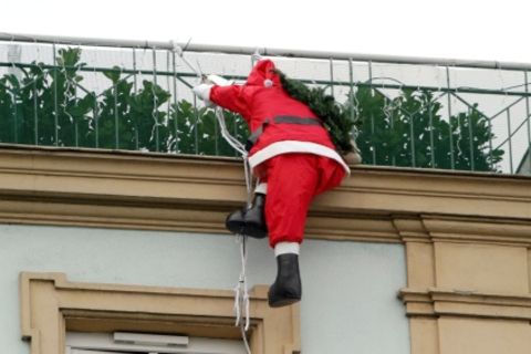 Nicht jeder findet einen am Haus baumelden Weihnachtsmann toll