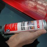 Der erste Schritt nach der Wagenwäsche: Flecke entfernen. Mit speziellen Reinigern werden Harz- und Teerflecke und der Vogelkot entfernt. Wichtig: Keine Gewalt! "Abkratzen" und "Wegschrubben" würde den Lack restlos ruinieren. Die Mittel werden aufgesprüht, nach kurzer Einwirkungszeit können die Flecken mit einem Küchentuch aufgenommen werden. Bei hartnäckigen Verschmutzungen heißt es: Geduld bewahren. Dann muss der Vorgang wiederholt werden.