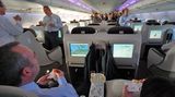 Stehempfang im Fliegen  Die Stimmung bei dem Überführungsflug mit vielen Air-France-Managern ist gelöst, die Freude über die neue Art des Fliegens groß. Durch die Raumaufteilung und die indirekte Kabinenbeleuchtung macht dieser Riesenairbus das Fliegen entspannter und bequemer