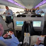 Stehempfang im Fliegen  Die Stimmung bei dem Überführungsflug mit vielen Air-France-Managern ist gelöst, die Freude über die neue Art des Fliegens groß. Durch die Raumaufteilung und die indirekte Kabinenbeleuchtung macht dieser Riesenairbus das Fliegen entspannter und bequemer