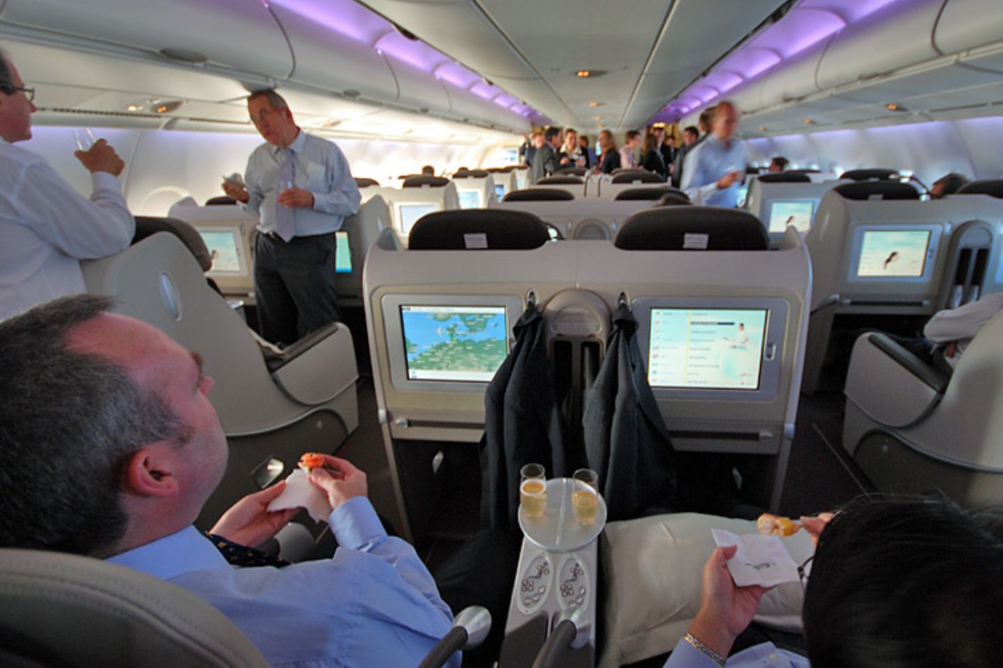 Stehempfang im Fliegen  Die Stimmung bei dem Überführungsflug mit vielen Air-France-Managern ist gelöst, die Freude über die neue Art des Fliegens groß. Durch die Raumaufteilung und die indirekte Kabinenbeleuchtung macht dieser Riesenairbus das Fliegen entspannter und bequemer