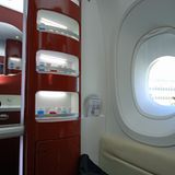 Fliegendes Ankleidezimmer  Eine Neuerung hat Air France mit der Einführung der A380 doch zu bieten: ein Ankleidezimmer, in dem sich die Gäste der ersten Klasse für die Nachtruhe umziehen und sich morgens vor der Landung frisch machen können - die Cremes sind im Flugpreis inklusive