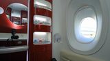 Fliegendes Ankleidezimmer  Eine Neuerung hat Air France mit der Einführung der A380 doch zu bieten: ein Ankleidezimmer, in dem sich die Gäste der ersten Klasse für die Nachtruhe umziehen und sich morgens vor der Landung frisch machen können - die Cremes sind im Flugpreis inklusive
