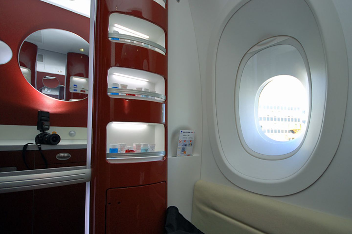 Fliegendes Ankleidezimmer  Eine Neuerung hat Air France mit der Einführung der A380 doch zu bieten: ein Ankleidezimmer, in dem sich die Gäste der ersten Klasse für die Nachtruhe umziehen und sich morgens vor der Landung frisch machen können - die Cremes sind im Flugpreis inklusive