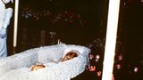 Fürstin Gracia Patricia    Als die amerikanische Schauspielerin Grace Kelly 1956 Fürst Rainier von Monaco heiratete, verwandelte sie sich über Nacht in die Märchenprinzessin Gracia Patricia - vom Volk und den Klatschmedien weltweit verehrt. Entsprechend groß war die Trauer: Drei Tage lang konnten die Monegassen von ihrer Landesmutter am offenen Sarg in der der Kapelle des Fürstenpalastes Abschied nehmen, ehe sie am 18. September 1982 in der St.-Nicholas-Kathedrale beigesetzt wurde