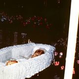 Fürstin Gracia Patricia    Als die amerikanische Schauspielerin Grace Kelly 1956 Fürst Rainier von Monaco heiratete, verwandelte sie sich über Nacht in die Märchenprinzessin Gracia Patricia - vom Volk und den Klatschmedien weltweit verehrt. Entsprechend groß war die Trauer: Drei Tage lang konnten die Monegassen von ihrer Landesmutter am offenen Sarg in der der Kapelle des Fürstenpalastes Abschied nehmen, ehe sie am 18. September 1982 in der St.-Nicholas-Kathedrale beigesetzt wurde