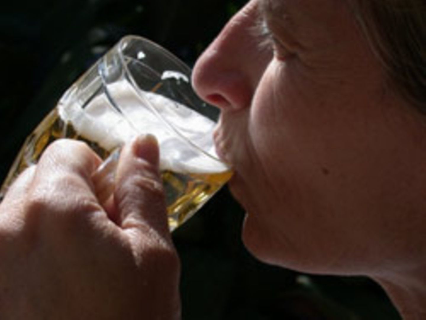 Ein Mann trinkt Bier. Der Pro-Kopf-Konsum reinen Alkohols ist in Deutschland mit zehn Litern im Jahr so hoch wie nirgendwo sonst in Europa