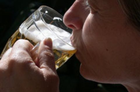 Ein Mann trinkt Bier. Der Pro-Kopf-Konsum reinen Alkohols ist in Deutschland mit zehn Litern im Jahr so hoch wie nirgendwo sonst in Europa