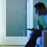 Fast 90 Prozent der Deutschen schauen täglich fern. Das summiert sich im Schnitt auf 208 Minuten am Tag. Mehr Zeit verbringt die Nation zu Hause nur im Bett!  Video: Das essen die Deutschen