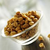 Wer Salziges zum Knabbern liebt, wird an Energiedichte-Tabellen wenig Freude haben. Besonders schlecht schneiden Erdnüsse ab, die geröstet und gesalzen sechs Kilokalorien pro Gramm liefern