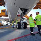 Bugfahrwerk  Das Exemplar mit der Baunummer MSN 033 parkt auf dem Werksgelände von Airbus in Hamburg-Finkenwerder, wo alle Maschinen von Typ A380 lackiert werden und die Innenausstattung erhalten