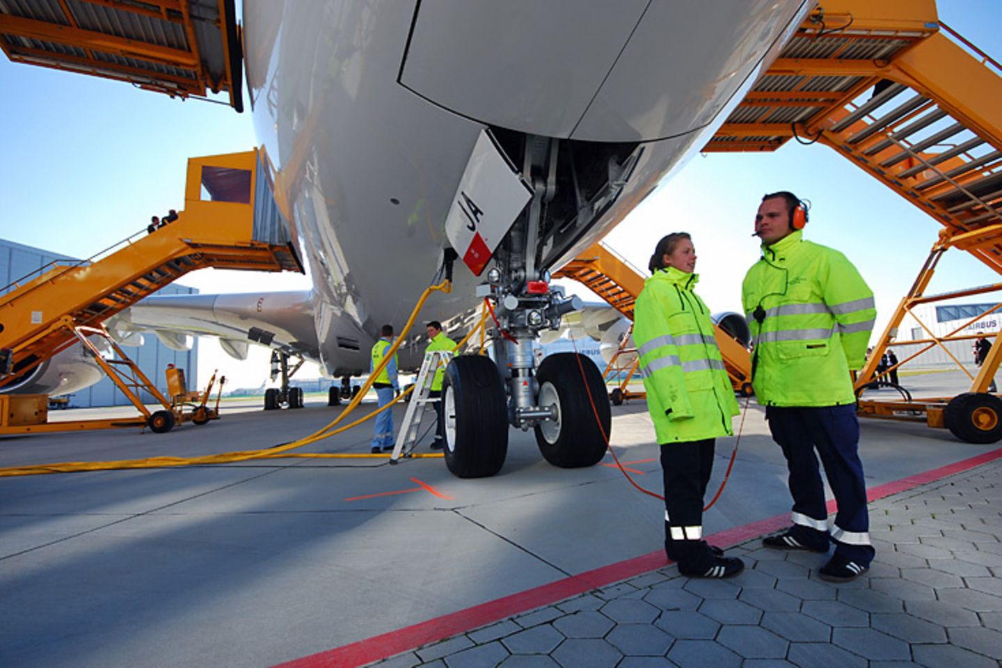 Bugfahrwerk  Das Exemplar mit der Baunummer MSN 033 parkt auf dem Werksgelände von Airbus in Hamburg-Finkenwerder, wo alle Maschinen von Typ A380 lackiert werden und die Innenausstattung erhalten