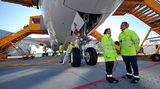 Bugfahrwerk  Das Exemplar mit der Baunummer MSN 033 parkt auf dem Werksgelände von Airbus in Hamburg-Finkenwerder, wo alle Maschinen von Typ A380 lackiert werden und die Innenausstattung erhalten