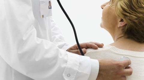 Mit einem Stethoskop kann der Arzt Ihr Herz und Ihre Lunge abhören