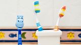 Lassen Sie Ihr Kind unter den in Frage kommenden Modellen selbst eine Zahnbürste aussuchen. Dann macht das tägliche Zähneputzen mehr Spaß.