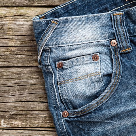 Unbedenklich auf der Haut? Jeans im Alltagseinsatz
