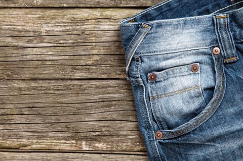 Unbedenklich auf der Haut? Jeans im Alltagseinsatz