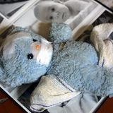 Tödliche Familientragödien während der Feiertage     Die Feiertage wurden in diesem Jahr durch drei Familientragödien erschüttert: Im oberpfälzischen Beratzhausen bei Regensburg erstickte eine 37 Jahre alte Mutter am ersten Weihnachtsfeiertag ihre zwei und drei Jahre alten Jungen. Die Frau soll psychische Probleme gehabt haben. Die Großmutter hatte die Leichen ihrer Enkel mehr als drei Stunden nach der Tat gefunden und die Polizei alarmiert. Die 37-Jährige legte bei den Vernehmungen ein umfassendes Geständnis ab.    In München tötete ein 43 Jahre alter Vater seinen achtjährigen Sohn und dann sich selbst. Die Polizei vermutet, dass der Grund ein Sorgerechtsstreit um den Sohn gewesen war. Der Junge wurde im Haus des Informatikers tot auf der Couch neben dem Christbaum gefunden, die Leiche des 43 Jahre alten Vaters lag im Bett des Sohnes.     Auch in Sachsen kam das Weihnachtsfest mit einem Schock: Eine 23-jährige Frau aus Kirchberg bei Zwickau wurde wegen Totschlagsverdacht festgenommen. Sie soll am Tod ihres Kindes durch Unterlassen schuldig zu sein. Die arbeitslose Frau hatte am zweiten Weihnachtstag den Notarzt angerufen und erklärt, dass es ihrem Sohn schlecht gehe. Der Arzt konnte nur noch den Tod des Kindes feststellen. Eine Obduktion ergab, dass der Junge an Untergewicht gelitten hatte. Zudem sei der Körper erheblich entwässert gewesen