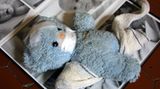 Tödliche Familientragödien während der Feiertage     Die Feiertage wurden in diesem Jahr durch drei Familientragödien erschüttert: Im oberpfälzischen Beratzhausen bei Regensburg erstickte eine 37 Jahre alte Mutter am ersten Weihnachtsfeiertag ihre zwei und drei Jahre alten Jungen. Die Frau soll psychische Probleme gehabt haben. Die Großmutter hatte die Leichen ihrer Enkel mehr als drei Stunden nach der Tat gefunden und die Polizei alarmiert. Die 37-Jährige legte bei den Vernehmungen ein umfassendes Geständnis ab.    In München tötete ein 43 Jahre alter Vater seinen achtjährigen Sohn und dann sich selbst. Die Polizei vermutet, dass der Grund ein Sorgerechtsstreit um den Sohn gewesen war. Der Junge wurde im Haus des Informatikers tot auf der Couch neben dem Christbaum gefunden, die Leiche des 43 Jahre alten Vaters lag im Bett des Sohnes.     Auch in Sachsen kam das Weihnachtsfest mit einem Schock: Eine 23-jährige Frau aus Kirchberg bei Zwickau wurde wegen Totschlagsverdacht festgenommen. Sie soll am Tod ihres Kindes durch Unterlassen schuldig zu sein. Die arbeitslose Frau hatte am zweiten Weihnachtstag den Notarzt angerufen und erklärt, dass es ihrem Sohn schlecht gehe. Der Arzt konnte nur noch den Tod des Kindes feststellen. Eine Obduktion ergab, dass der Junge an Untergewicht gelitten hatte. Zudem sei der Körper erheblich entwässert gewesen