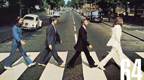 Die Musikgruppe "The Beatles" läuft über den Zebrastreifen der Abbey Road.