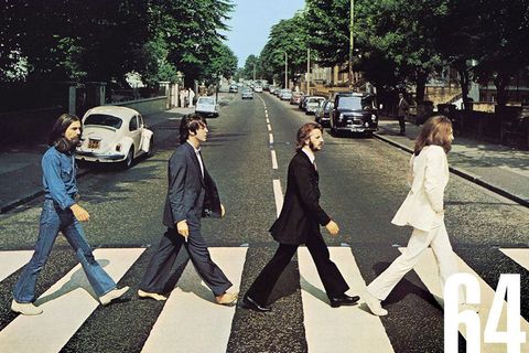 Die Musikgruppe "The Beatles" läuft über den Zebrastreifen der Abbey Road.