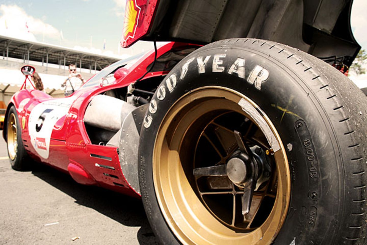 Der Ferrari 330 P3 ist zwar wunderschön anzuschauen - in der Gruppe 5, Fahrzeuge zwischen 1966 und 1971 - gewann eine andere Schönheit mit einem wunderschönen italienischen Namen. Doch Lola T70 Mk III ist ein Brite mit einem mächtigen V8-Chervolet-Motor unter der wohlgeformten Haube