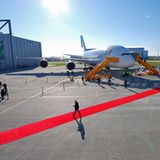 Platz für 538 Passagiere  Die Dimensionen des neuen Flaggschiffs sind überwältigend: 80 Meter Spannweite und fast 73 Meter lang. Das Leitwerk am Heck ist mit 24 Metern hoch wie ein vierstöckiges Wohnhaus. Insgesamt haben weltweit 16 Kunden 200 Exemplare bestellt