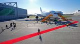 Platz für 538 Passagiere  Die Dimensionen des neuen Flaggschiffs sind überwältigend: 80 Meter Spannweite und fast 73 Meter lang. Das Leitwerk am Heck ist mit 24 Metern hoch wie ein vierstöckiges Wohnhaus. Insgesamt haben weltweit 16 Kunden 200 Exemplare bestellt