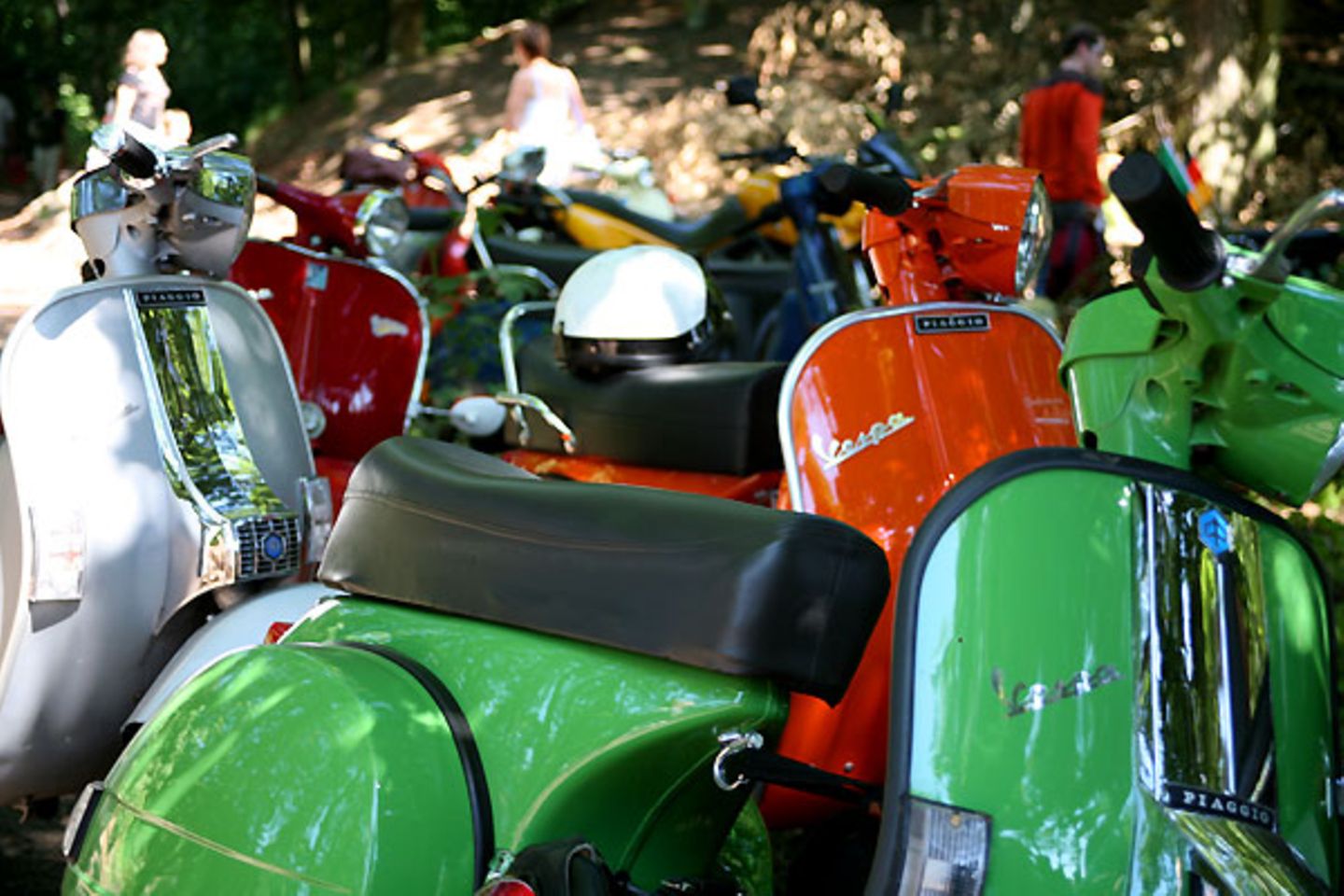 Konsumgutscheine: "Wir würden uns einen neuen Motorroller kaufen. 2 mal 500 Euronen Konsumgutscheine und 100 Euronen dazulegen." Sandra und Andreas H. Gesetzt den Fall, die Bürger bekämen tatsächlich Konsumgutscheine in Höhe von 500 Euro. Was würden sie damit machen? Und wären sie bereit, einen Eigenanteil obendrauf zu legen? Das fragten wir die stern.de-Leser. Hier die Ergebnisse. "Wir würden uns einen neuen Motorroller kaufen. 2 mal 500 Euronen Konsumgutscheine und 100 Euronen dazulegen." Sandra und Andreas H. Gesetzt den Fall, die Bürger bekämen tatsächlich Konsumgutscheine in Höhe von 500 Euro. Was würden sie damit machen? Und wären sie bereit, einen Eigenanteil obendrauf zu legen? Das fragten wir die stern.de-Leser. Hier die Ergebnisse.