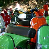 "Wir würden uns einen neuen Motorroller kaufen.  2 mal 500 Euronen Konsumgutscheine und 100 Euronen dazulegen."    Sandra und Andreas H.  Gesetzt den Fall, die Bürger bekämen tatsächlich Konsumgutscheine in Höhe von 500 Euro. Was würden sie damit machen? Und wären sie bereit, einen Eigenanteil obendrauf zu legen? Das fragten wir die stern.de-Leser. Hier die Ergebnisse.