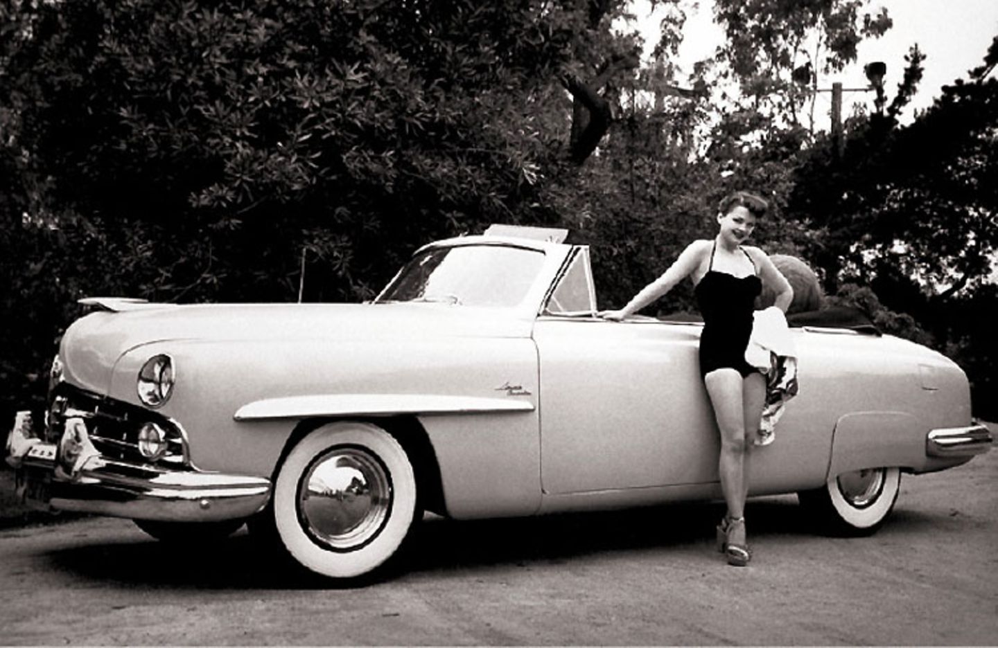 Oscar Gewinnerin Anne Baxter im Badeanzug vor ihrem schicken 49 er Lincoln Cosmopolitan Cabriolet
