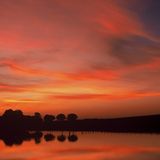 Abendrot, Wetter gut?    Die Intensität des  Abendrots verrät häufig  das Wetter des nächsten  Tages. Denn die Sonne  geht im Westen unter,  und Westwinde bestimmen  unser Wetter; sie  treiben Wolken heran.  Ein blassroter Sonnenuntergang  lässt meist  schönes Wetter erwarten.  Einem knalligen  Abendrot hingegen  folgt häufig schlechtes  Wetter. Bei einer  intensiven Färbung wie  auf dem Foto scheint  das Abendlicht durch  wasserhaltige Luft.  Eine solche Stimmung  kündigt also oft nahende  Regenwolken an